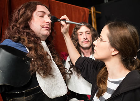 Maskenbildnerin Aisha King macht Touch-ups von einem historischen Make-up mit Perücke und Bart am Set des Filmdrehs für 